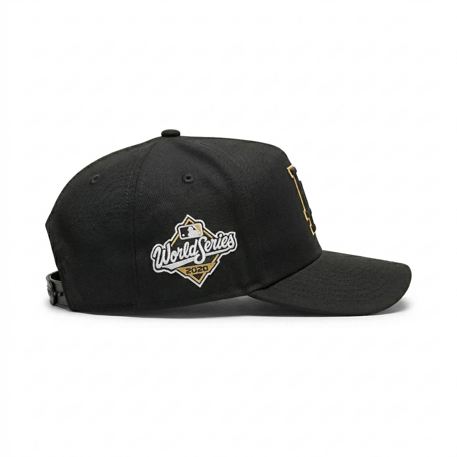GORRA LA BLACK IN BLACK CON BORDE DORADO WORLD SERIES 2025 - Image 2