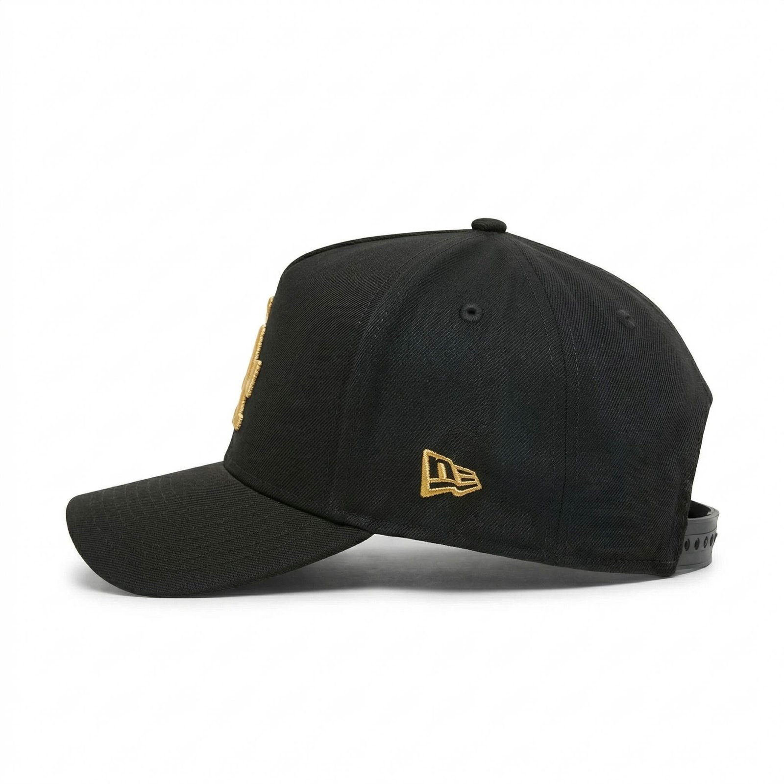 GORRA LA BLACK IN BLACK CON BORDE DORADO WORLD SERIES 2025 - Image 4
